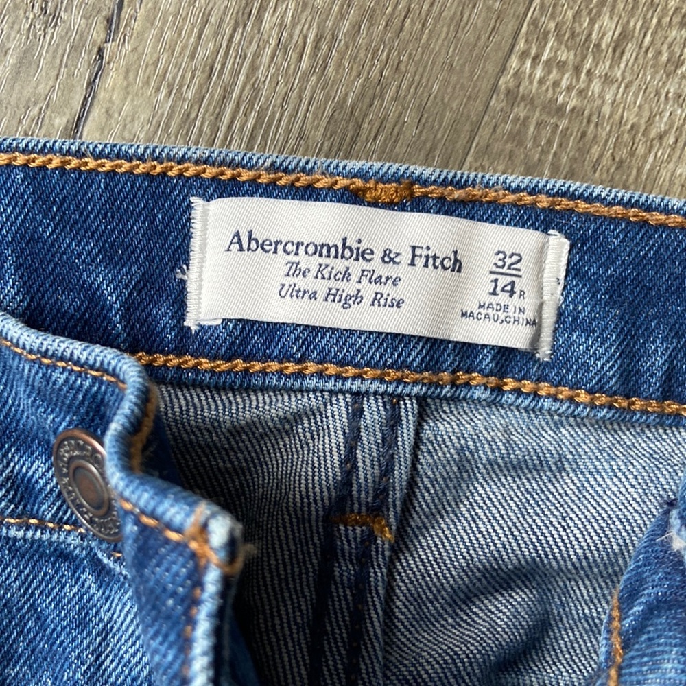Abercrombie & Fitch the Kick Flare, ultra high rise size 32 SHORT